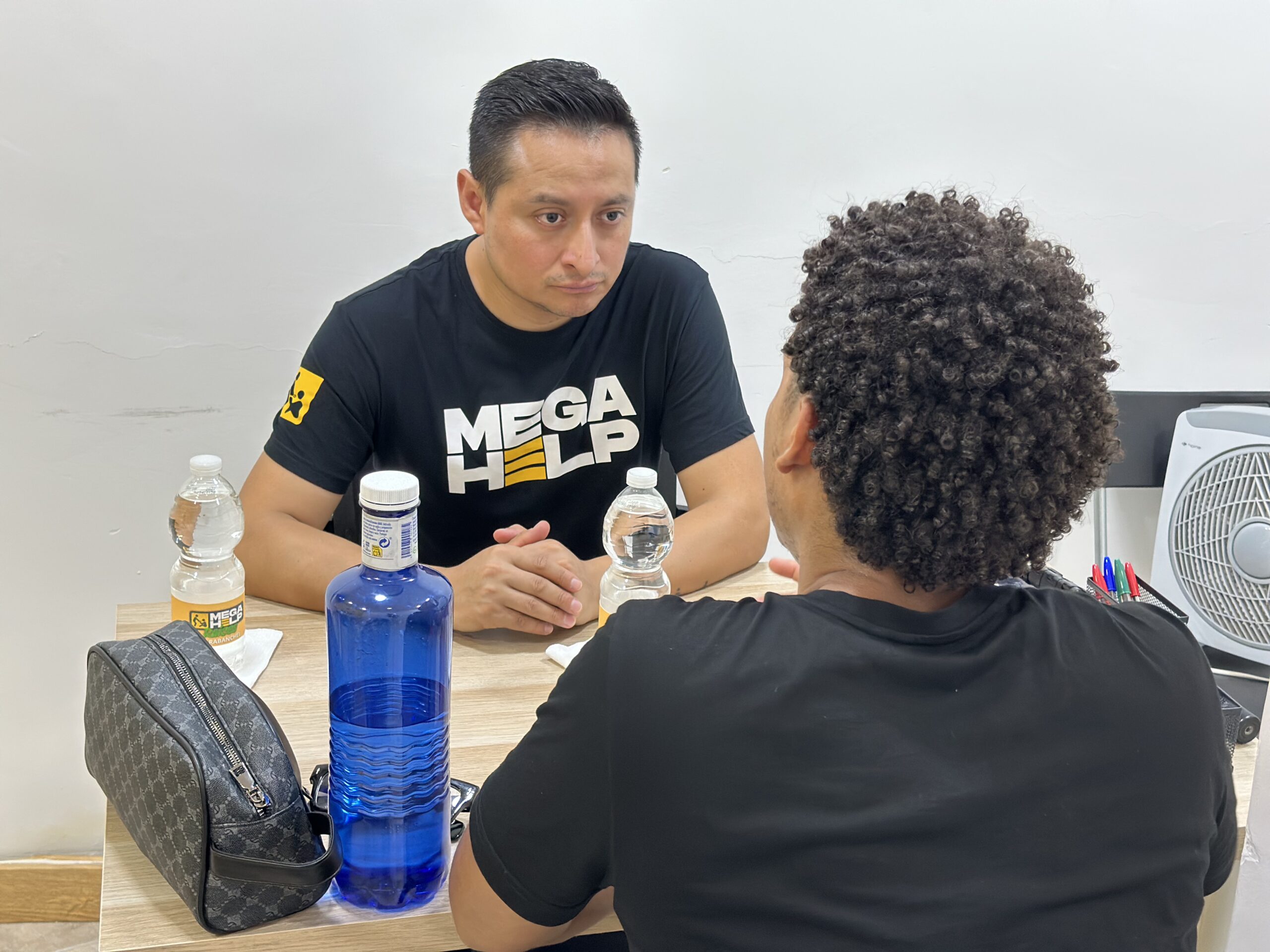 Un voluntario de la Fuerza Joven España ofrece apoyo a un joven que lucha contra la depresión.