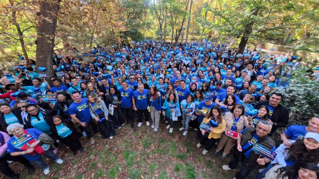 Cientos de parejas y solteros hacen la Caminata del Amor 2025 en el Retiro