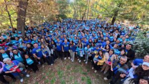Cientos de parejas y solteros hacen la Caminata del Amor 2025 en el Retiro