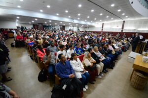 La gente reunida en el Santo Culto escucha la Palabra de Dios
