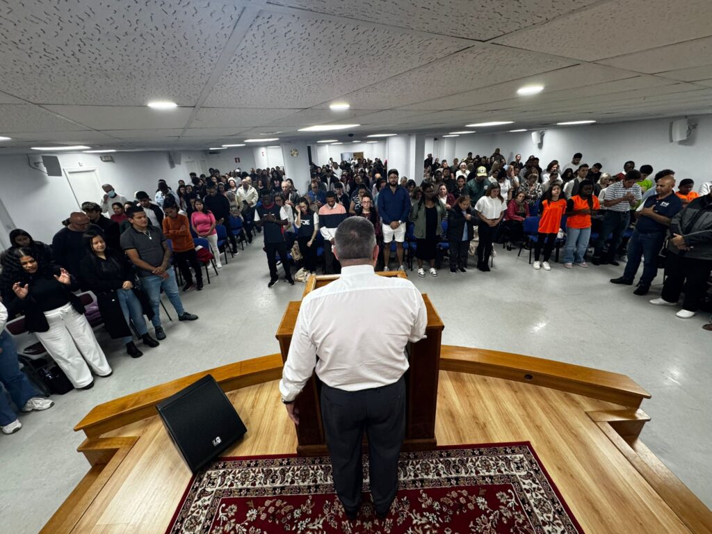 El obispo Joaquim habla a las personas reunidas en Vigo