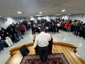 El obispo Joaquim habla a las personas reunidas en Vigo