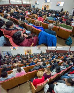 Los asistentes al Santo Culto escuchan la palabra de Dios en Madrid