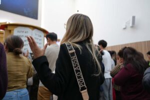 Mujer busca el Espíritu Santo en una reunión de domingo en el Centro de Ayuda Cristiano