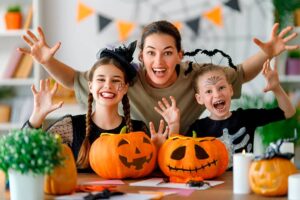 familia celebrando Halloween